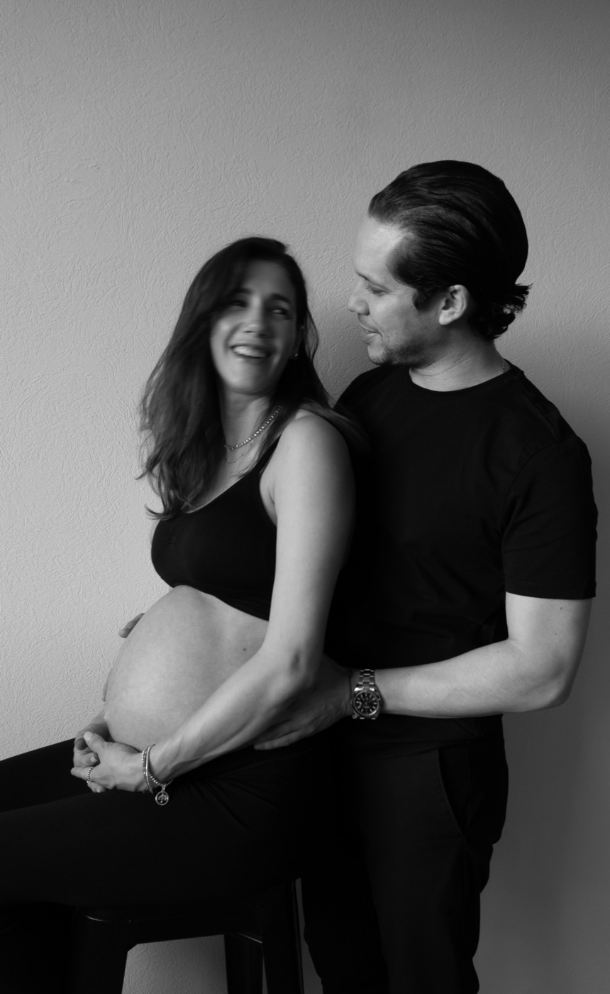 Pareja esperando bebé, retrato de maternidad en blanco y negro
